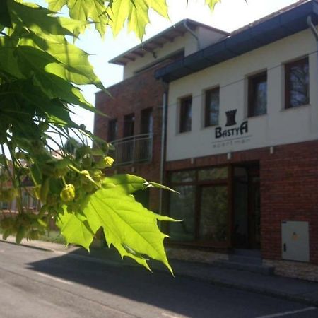 Bastya Apartmanhaz Sarvar Luaran gambar