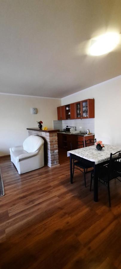 Bastya Apartmanhaz Sarvar Luaran gambar