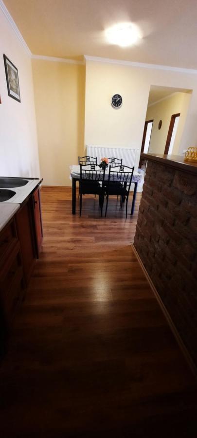 Bastya Apartmanhaz Sarvar Luaran gambar