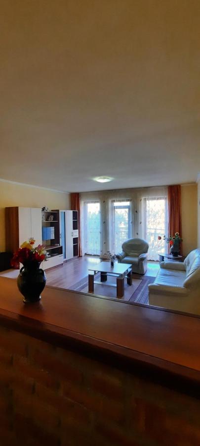 Bastya Apartmanhaz Sarvar Luaran gambar
