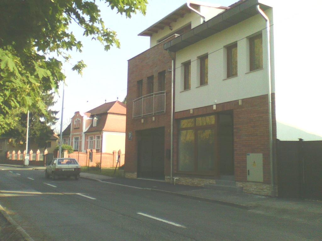 Bastya Apartmanhaz Sarvar Luaran gambar