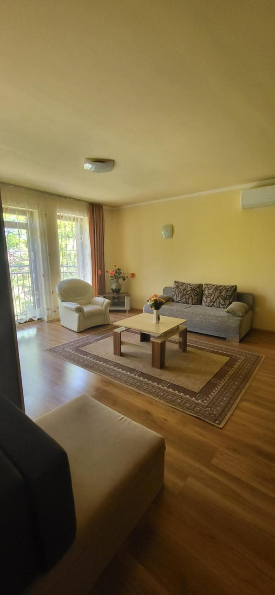 Bastya Apartmanhaz Sarvar Bilik gambar