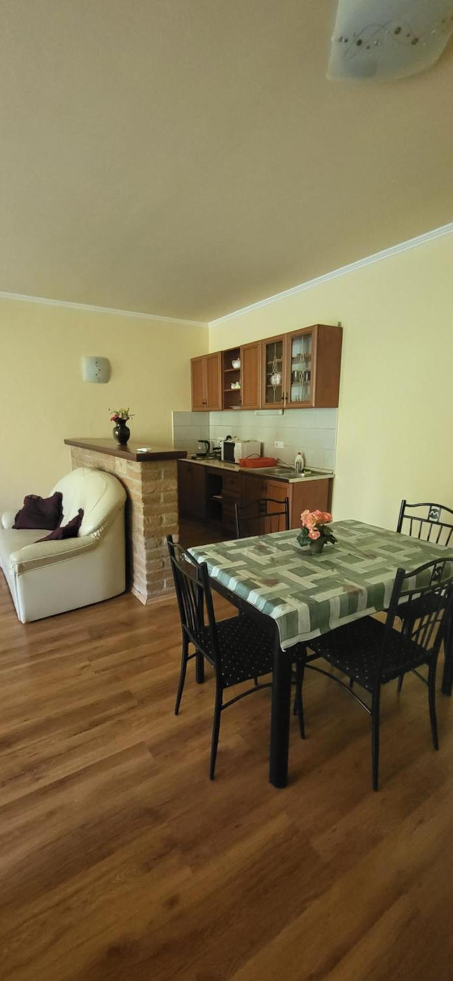 Bastya Apartmanhaz Sarvar Luaran gambar