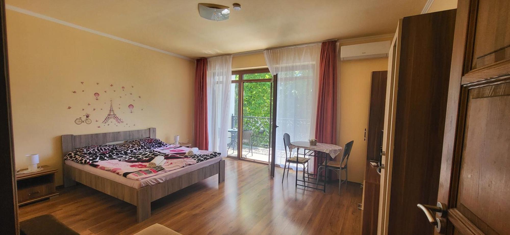 Bastya Apartmanhaz Sarvar Bilik gambar