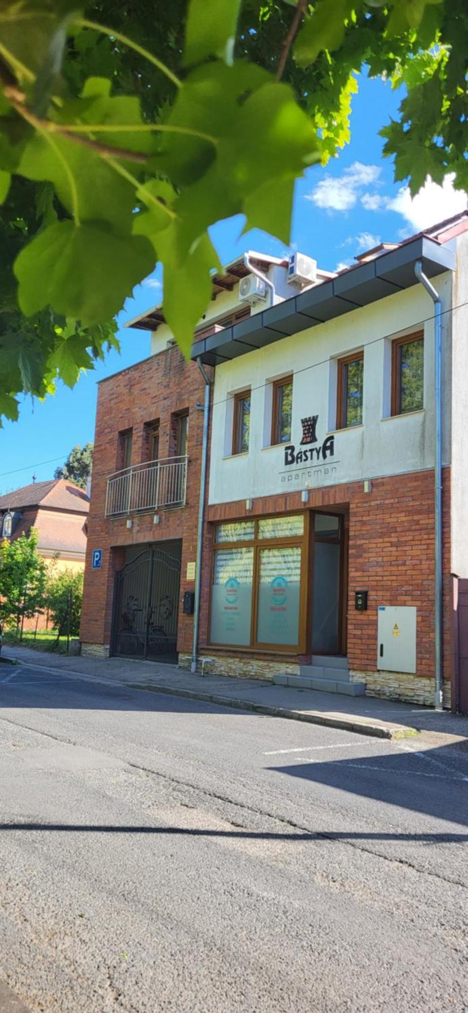 Bastya Apartmanhaz Sarvar Luaran gambar