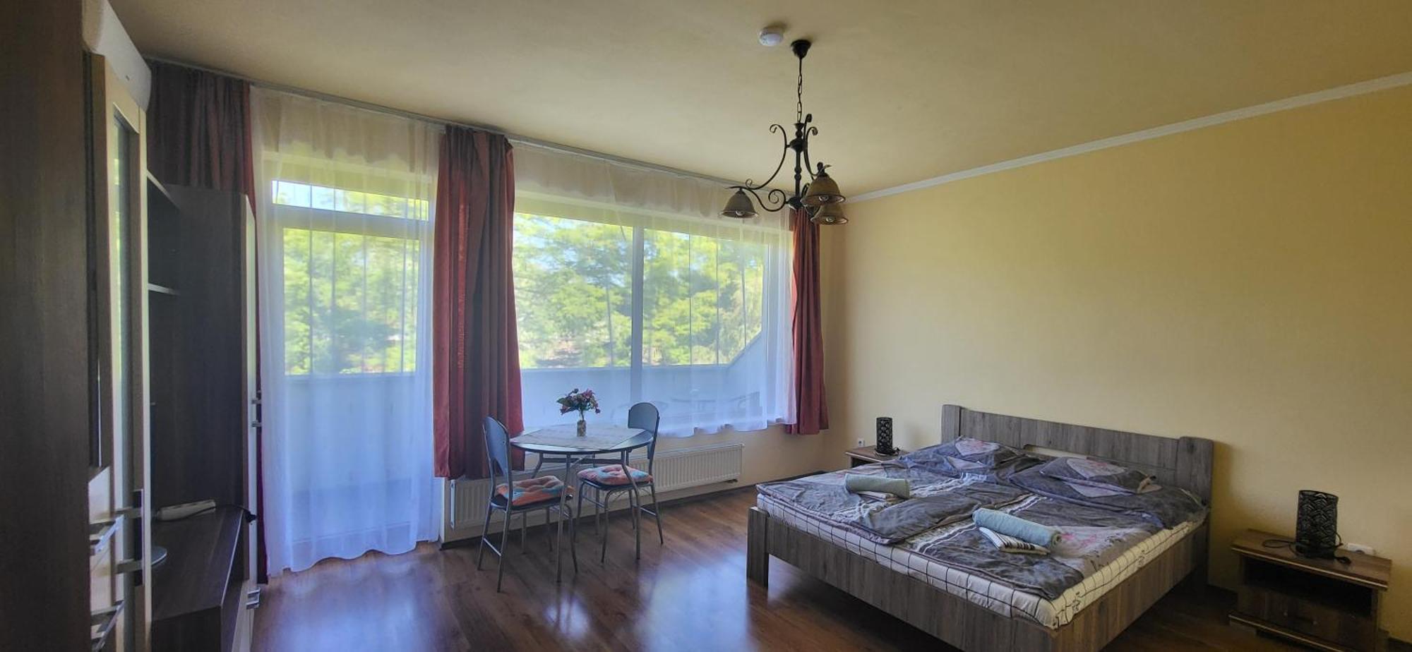 Bastya Apartmanhaz Sarvar Bilik gambar