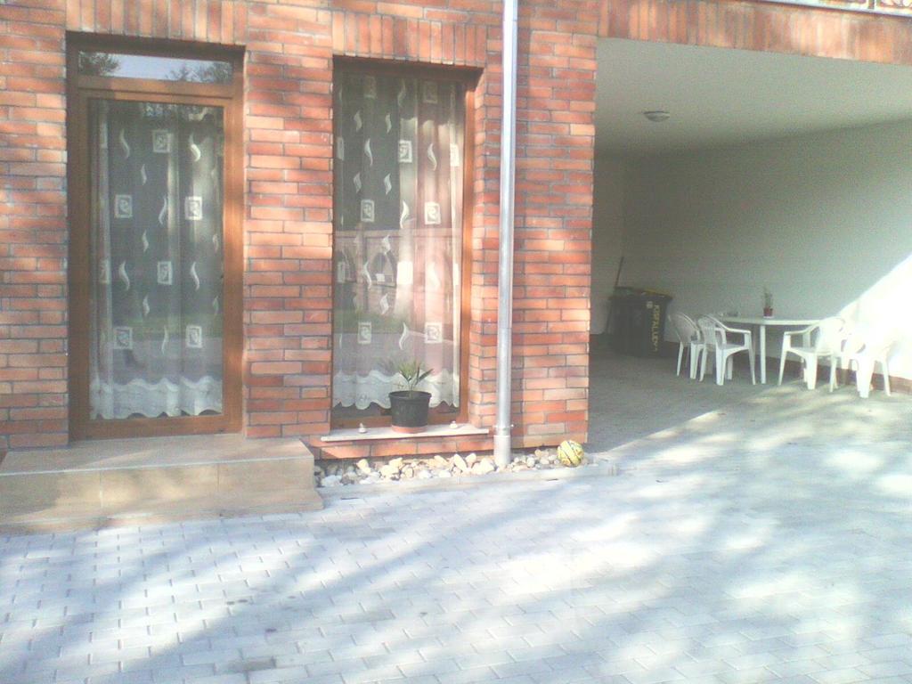 Bastya Apartmanhaz Sarvar Luaran gambar