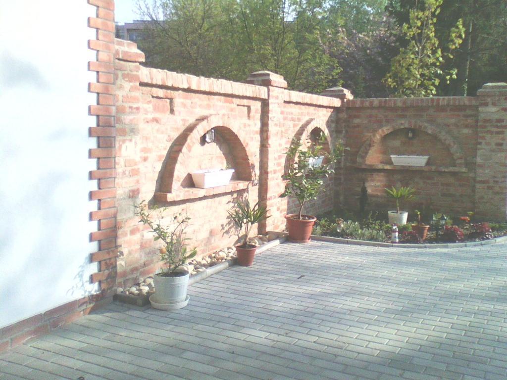 Bastya Apartmanhaz Sarvar Luaran gambar