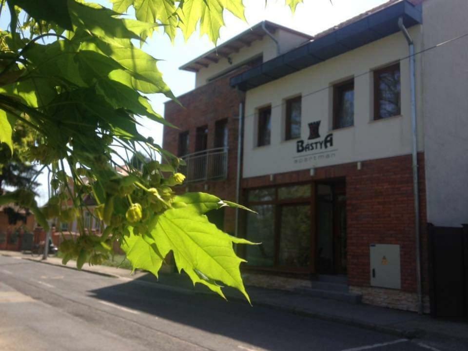 Bastya Apartmanhaz Sarvar Luaran gambar