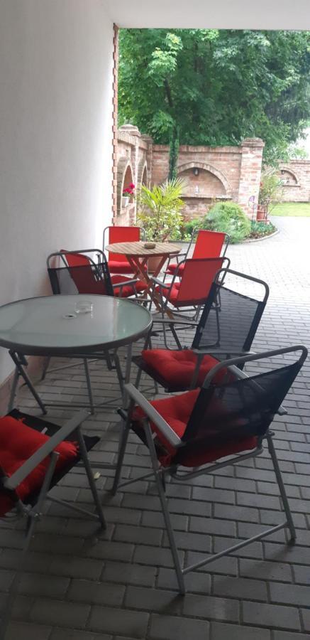 Bastya Apartmanhaz Sarvar Luaran gambar